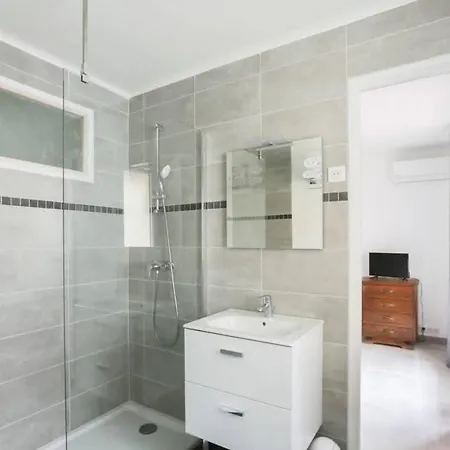 Spacious 2 Bedrooms / 6 Pax. Center Newly Refurbished 公寓 戛纳