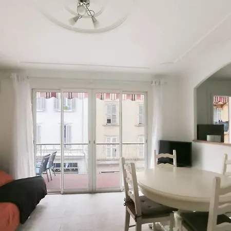 Spacious 2 Bedrooms / 6 Pax. Center Newly Refurbished