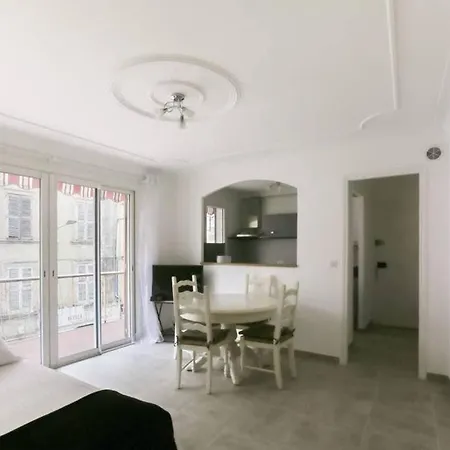Spacious 2 Bedrooms / 6 Pax. Center Newly Refurbished 公寓 戛纳